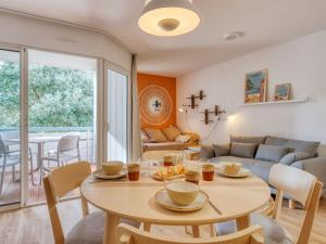 una sala de estar con una mesa y un sofá en Apartment Village Cheval Spa Résidences-1 by Interhome, en Lacanau-Océan 31 fotos más