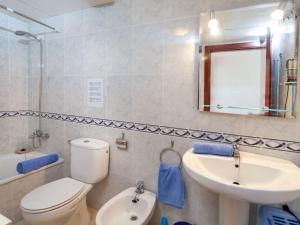 リャンサにあるApartment Laimar by Interhomeのバスルーム(トイレ、洗面台、鏡付)