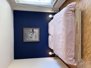 アスコナにあるApartment Suite Classic-12 by Interhomeの壁に絵が描かれた部屋のベッド1台
