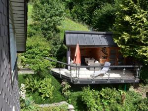 uma vista aérea de uma casa com um barco com um guarda-chuva em Apartment Barmettlenstrasse 26 by Interhome em Engelberg