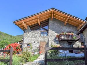 budynek z balkonem i kwiatami w obiekcie Apartment Maison Chez Nous by Interhome w mieście Sarre