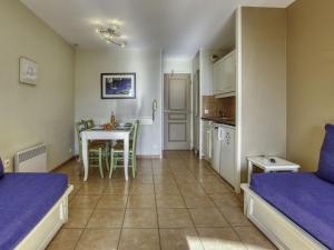 Kuchyň nebo kuchyňský kout v ubytování Apartment Les Rivages de Coudoulière-14 by Interhome