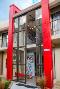 un edificio con un árbol de Navidad delante de él en Thabeng Hotel & Restaurant, en Maseru