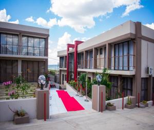 un tapis rouge devant un bâtiment dans l'établissement Thabeng Hotel & Restaurant, à Maseru