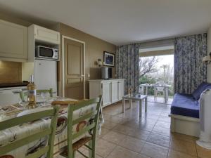 une cuisine et une salle à manger avec une table à manger dans l'établissement Apartment Les Rivages de Coudoulière-9 by Interhome, à Six-Fours-les-Plages