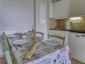 une cuisine avec une table recouverte d'une nappe dans l'établissement Apartment Les Rivages de Coudoulière-9 by Interhome, à Six-Fours-les-Plages