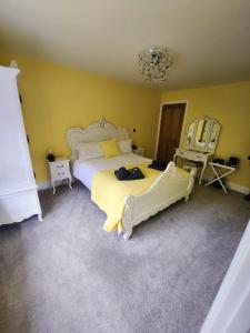 1 dormitorio con cama blanca y espejo en East Dart Inn, en Yelverton