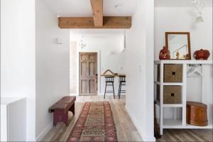 - un salon avec des murs blancs et une porte en bois dans l'établissement Studio Guest Suite in Forest Cottage, à Tryon
