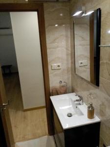 馬德里的住宿－Hochwertige Ferienwohnung im Grüngürtel der Stadt，一间带水槽和镜子的浴室