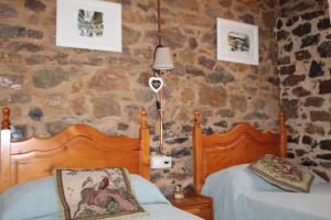 A bed or beds in a room at El Urogallo de Rucayo