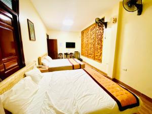 Postel nebo postele na pokoji v ubytování HOTEL HOÀNG LONG