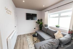 un soggiorno con divano e TV di BRAND NEW light & airy 1 bed, Bmth centre, beaches - Hip Nautic a Bournemouth