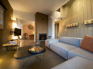 a living room with a couch and a table at Maison Conviviale, Vue Mer in Propriano