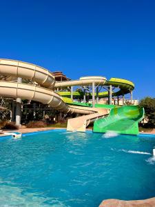 eine Wasserrutsche in einem Wasserpark in der Unterkunft Xanadu Makadi Bay - High Class All Inclusive in Hurghada