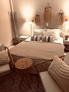 達西亞的住宿－Las plantas-studios-apartments-Corfu，一间卧室配有一张大床和桌椅