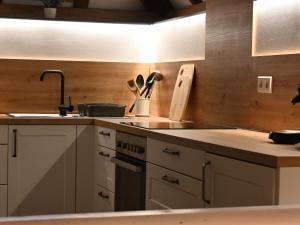 FrankenauにあるHoliday Home Kellerwald-Liebe by Interhomeのシンクとコンロのあるキッチン トップオーブン
