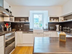 cocina con armarios blancos y encimera en Villa Scarlette by Interhome en Saint-Briac-sur-Mer