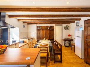 une cuisine avec une grande table et une salle à manger dans l'établissement Holiday Home la chaumière de Quelarn by Interhome, à Plobannalec-Lesconil