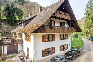 eine Luftansicht eines Hauses mit vor dem Haus geparkt in der Unterkunft Ferienhof Männle in Gengenbach