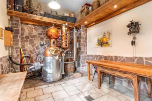 eine Küche mit einer Brauerei in der Unterkunft Ferienhof Männle in Gengenbach