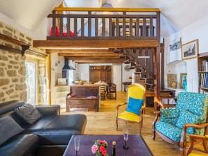 - un salon avec un escalier en colimaçon dans une maison dans l'établissement Holiday Home la chaumière de Quelarn by Interhome, à Plobannalec-Lesconil