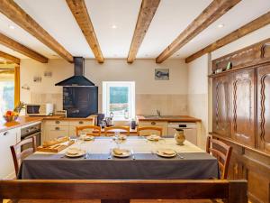 A restaurant or other place to eat at Holiday Home la chaumière de Quelarn by Interhome