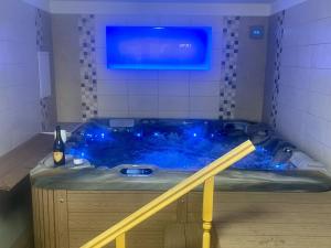 uma banheira de hidromassagem com luzes azuis num quarto em Holiday Home Vrbová Lhota U Aničky by Interhome 