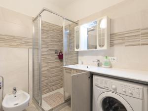 ein Bad mit einer Waschmaschine und einer Dusche in der Unterkunft Apartment Alice 3 by Interhome in Riva Ligure