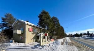 ein Gebäude an der Seite einer Straße im Schnee in der Unterkunft Sova Guesthouse in Sodankylä