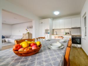 Una cocina con un bol de fruta en una mesa. en Apartment Sanja-2 by Interhome, en Novi Vinodolski