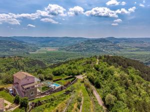una vista aerea di una casa su una collina di Villa Villa Over the Hilltop by Interhome a Bencani