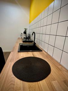 eine Küche mit einem Waschbecken und einem Teppich auf der Theke in der Unterkunft ALTiDude in Cluj-Napoca