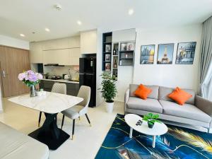 ein Wohnzimmer mit Sofa und Tisch in der Unterkunft Vinhomes Grand Park Quận 9-Luxury Apartment-Plus 2PN in Long Bình