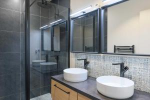 La salle de bains est pourvue de 2 lavabos et d'une douche. dans l'établissement Bright two storey house - Quais de la Seine, à Asnières-sur-Seine