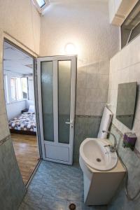 Ένα μπάνιο στο Sofia Central Guest Rooms