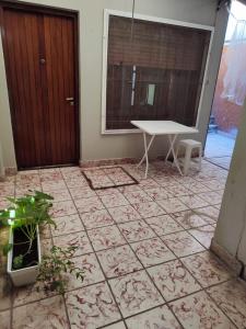 Habitación con mesa, puerta y mesa. en El Puente de SIl en Coronel Suárez