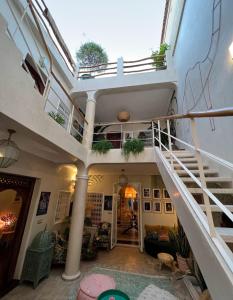 een woonkamer met een trap in een gebouw bij Dar Vevé - Design, style & relax in Dar el Bacha in Marrakesh