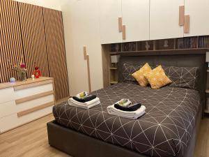 1 dormitorio con 1 cama grande y toallas. en B&B Nadia House, en Bisceglie