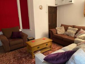 uma sala de estar com dois sofás e uma mesa de centro em Johaan em Caernarfon