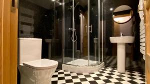 uma casa de banho com um chuveiro, um WC e um lavatório. em The Bath Rooms em Morecambe