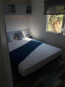 Postel nebo postele na pokoji v ubytování SAS CAMPING PARC MONTANA