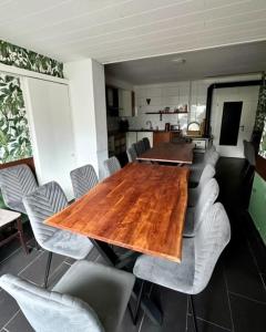 ein Esszimmer mit einem Holztisch und Stühlen in der Unterkunft Ferienhaus Winterberg Lodge in Winterberg