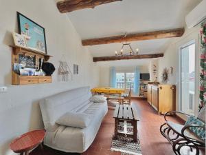 uma sala de estar com um sofá e uma mesa em Plage, centre ville, terrasse em Saintes-Maries-de-la-Mer