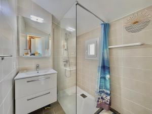 a bathroom with a shower and a sink and a mirror at L'étincelle de Camargue, Plage et centre à pied in Saintes-Maries-de-la-Mer
