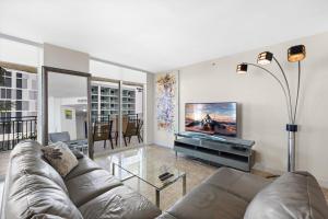 sala de estar con sofá y TV de pantalla plana en King David Dream Home en Miami Beach