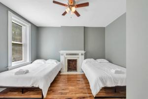 Ένα ή περισσότερα κρεβάτια σε δωμάτιο στο Central St Louis apartment 1W