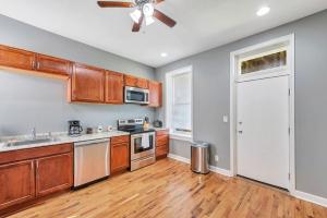 A cozinha ou cozinha compacta de Central St Louis apartment 1W