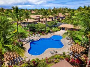 - une vue aérienne sur le complexe avec une piscine et des palmiers dans l'établissement Colony Villas at Waikoloa Beach Resort #204, à Waikoloa