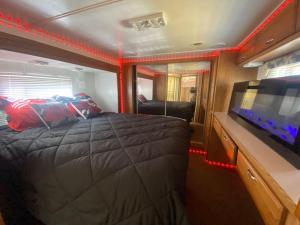 1 dormitorio con 1 cama y TV de pantalla plana en Romantic getaway en Decatur