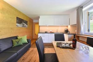 sala de estar con sofá y mesa en Jaiterhof Apartment Furchetta, en Villnoss